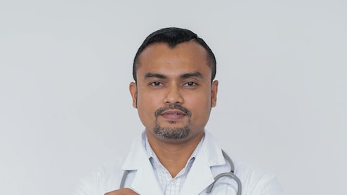 आयुर्वेद का डॉक्&zwj;टर कैसे बनते हैं, क्&zwj;या करनी होती है पढ़ाई