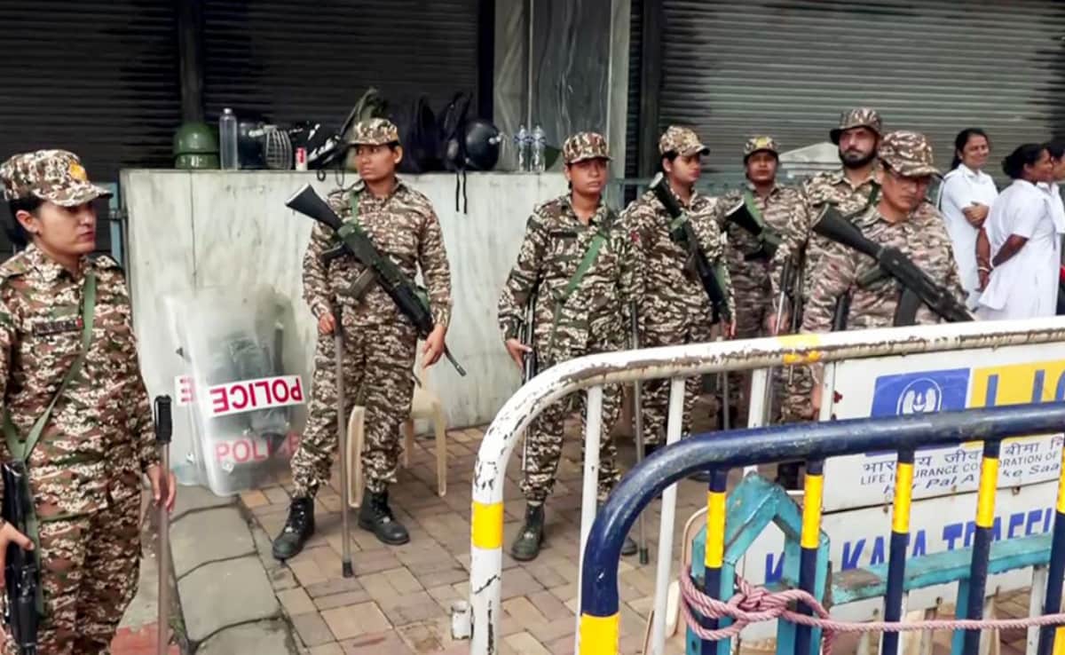 Election results: Security personnel outside a counting center. 