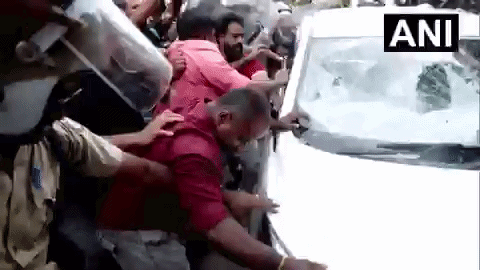 केरल में ED अफसरों पर पत्थरबाजी, कार के शीशे भी टूटे, पिनारई विजयन के घर पर रेड के बाद बड़ा बवाल