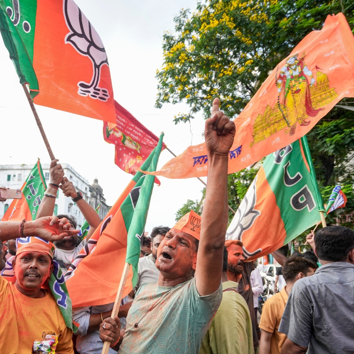 पश्चिम बंगाल में बीजेपी की इस जीत के साथ ही ममता बनर्जी के 15 साल के शासन का अंत हो गया है.
