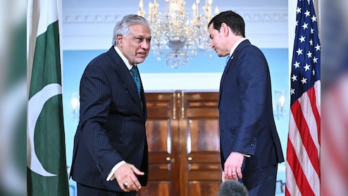 US में पाक विदेश मंत्री की दुखती रग पर पत्रकार ने रख दिया हाथ, सवाल सुनकर ठिठके; पीठ घुमा कर भागे- Video