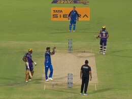 Hardik Pandya Claps After MI Teammates Miss Easy Catch vs KKR, Internet Can't Miss The Sarcasm