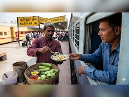 ट्रेन की खिड़की से 'नमक मिर्च नींबू' लगा खीरा खरीदने वालों...ये वीडियो देख लो वरना पड़ सकते हैं लेने के देने!