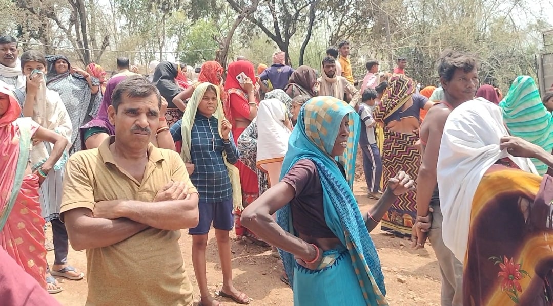 मध्य प्रदेश: सीधी में दिल दहला देने वाला हादसा, खपरैल मकान में आग लगने से तीन सगे भाई-बहन जिंदा जले मध्य प्रदेश: सीधी में दिल दहला देने वाला हादसा, खपरैल मकान में आग लगने से तीन सगे भाई-बहन जिंदा जले