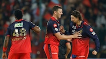 Did RCB Star Show Middle Finger During Mumbai Match? Obscene Gesture Viral