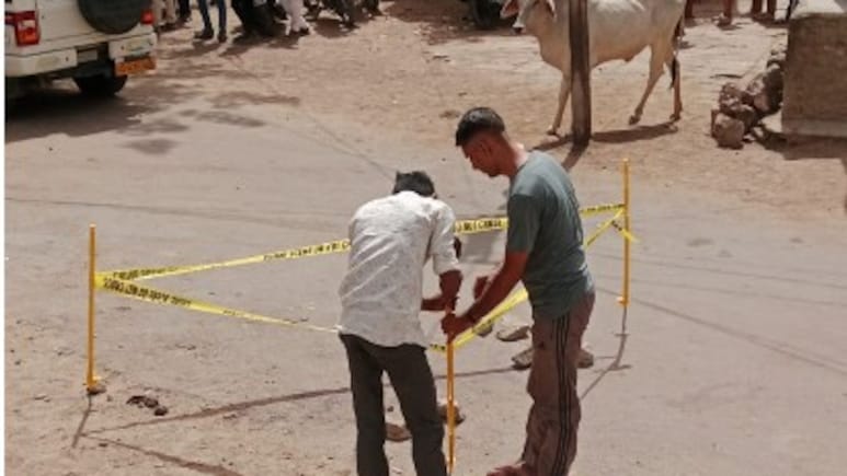 Rajasthan: बीच सड़क पर पति ने पत्नी को चाकू से गोदकर मारा, खुद ने भी गला काटकर किया आत्महत्या का प्रयास