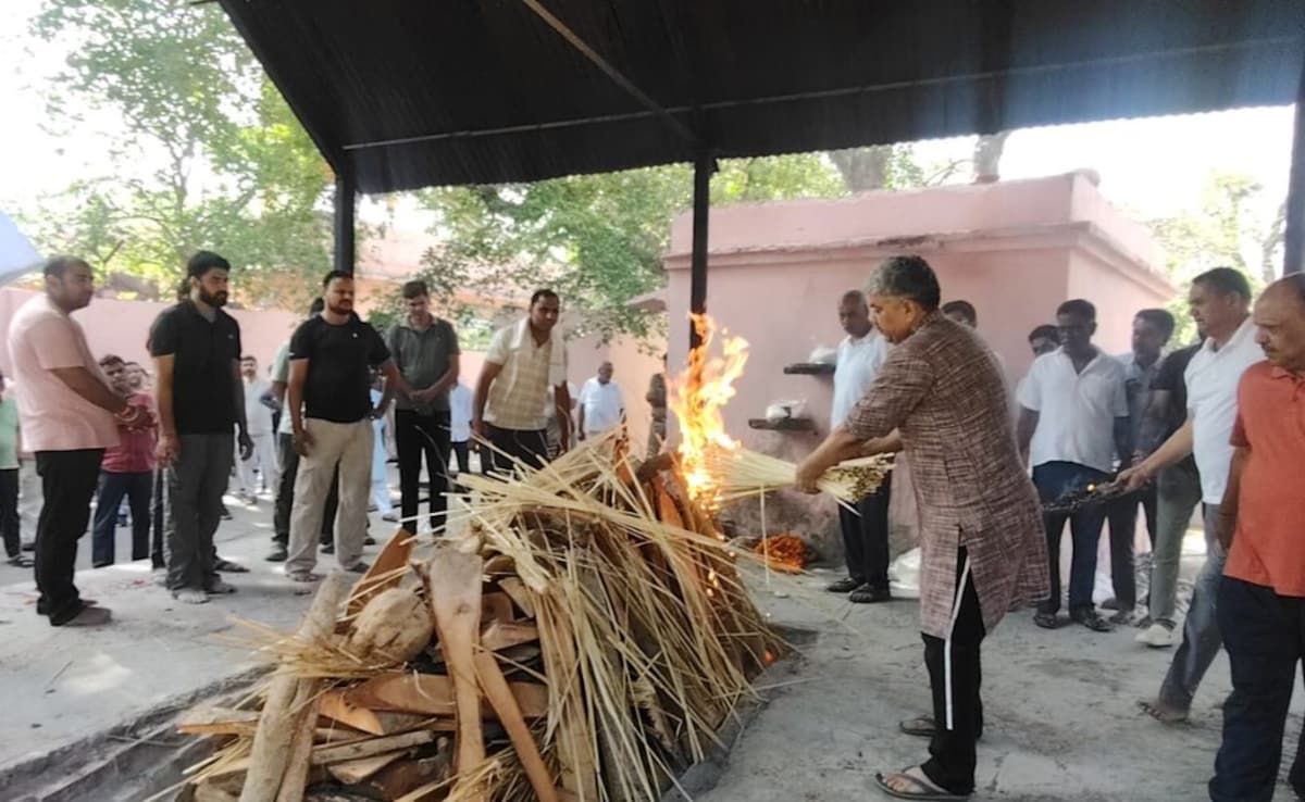 दिल्ली में जज की खुदकुशी, अलवर में रोते हुए पिता ने दी मुखाग्नि; पत्नी-बच्चे अंतिम संस्कार में नहीं हुए शामिल