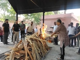 दिल्ली में जज की खुदकुशी, अलवर में रोते हुए पिता ने दी मुखाग्नि; पत्नी-बच्चे अंतिम संस्कार में नहीं हुए शामिल