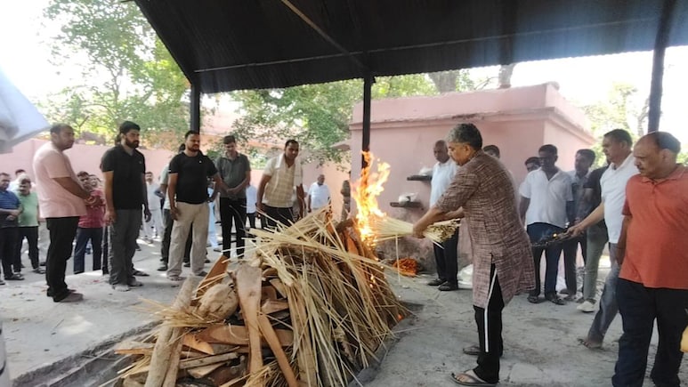 दिल्ली में जज की खुदकुशी, अलवर में रोते हुए पिता ने दी मुखाग्नि; पत्नी-बच्चे अंतिम संस्कार में नहीं हुए शामिल