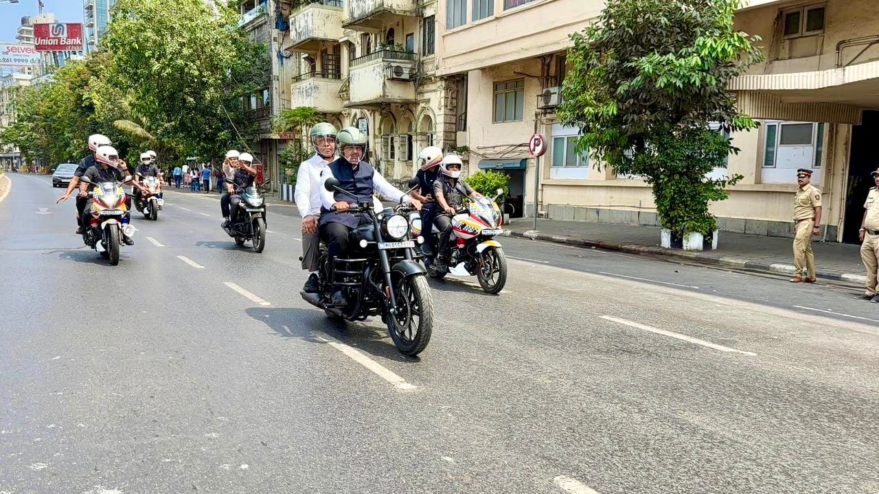 Maharashtra CM Devendra Fadnavis on Bike: बाइक से ऑफिस जाते हुए सीएम