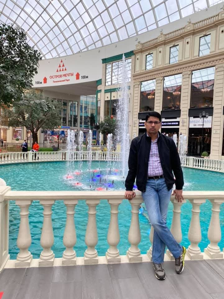 ठेकेदार रिशु श्री