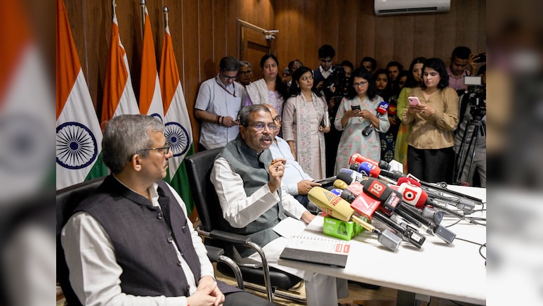 CBSE तकनीकी चुनौतियों से निपटने के लिए IIT विशेषज्ञों की लेगी मदद, शिक्षा मंत्री ने दिया निर्देश
