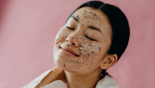 Body Scrub under 500: टैनिंग से लेकर डेड स्किन हटाने तक... ये स्&zwj;क्रब देते हैं स्किन को कूलिंग इफेक्&zwj;ट