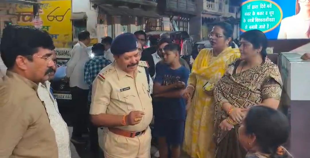 Harda Chain Snatching: पुलिस समझाते हुए