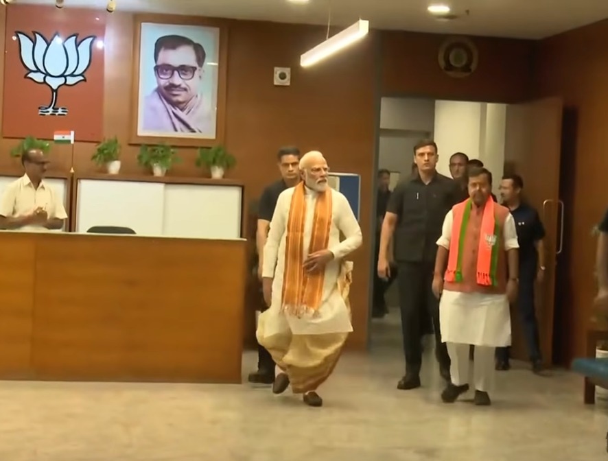 'बंगाल विजय' के बाद धोती-कुर्ते में बीजेपी मुख्यालय पहुंचे PM मोदी, दिखा ये खास अंदाज