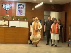 'बंगाल विजय' के बाद धोती-कुर्ते में बीजेपी मुख्यालय पहुंचे PM मोदी, दिखा ये खास अंदाज