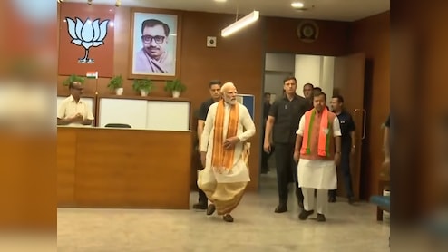 'बंगाल विजय' के बाद धोती-कुर्ते में बीजेपी मुख्यालय पहुंचे PM मोदी, दिखा ये खास अंदाज