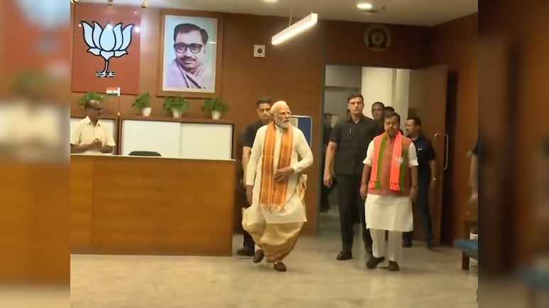 'बंगाल विजय' के बाद धोती-कुर्ते में बीजेपी मुख्यालय पहुंचे PM मोदी, दिखा ये खास अंदाज