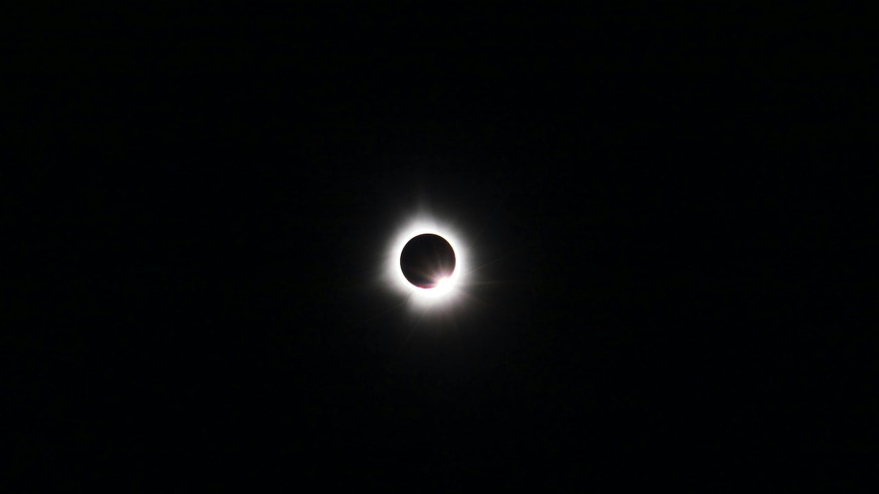 सूर्य ग्रहण 2026, Solar Eclipse 2026, 12 अगस्त सूर्य ग्रहण, सूर्य ग्रहण में खाना खाना, ग्रहण के समय भोजन, Grahan Mein Khana Kha Sakte Hain, Sutak Kaal, Solar Eclipse Food Rules, Latest and Breaking News on NDTV