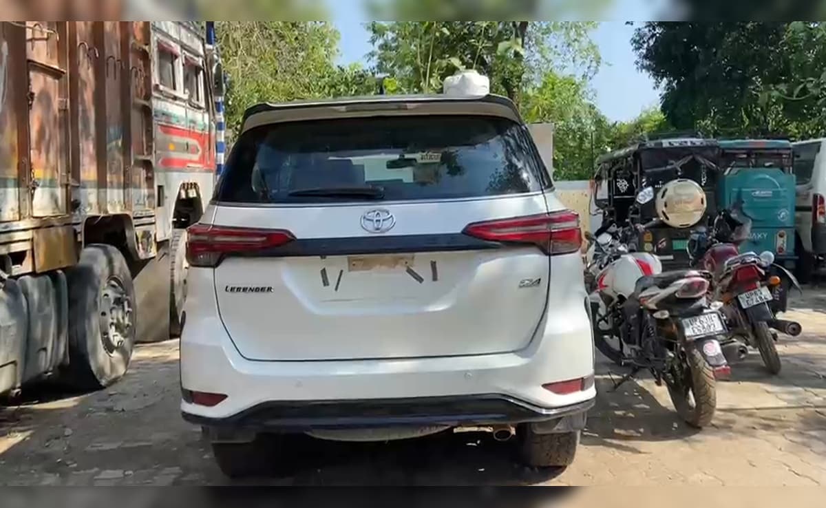 मिर्ज़ापुर में फॉर्च्यूनर में म‍िला रुपयों से भरा बैग, ग‍िनने के ल‍िए बैंक से मंगाई गई मशीन 