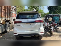 मिर्ज़ापुर में फॉर्च्यूनर में म&zwj;िला रुपयों से भरा बैग, ग&zwj;िनने के ल&zwj;िए बैंक से मंगाई गई मशीन&nbsp;