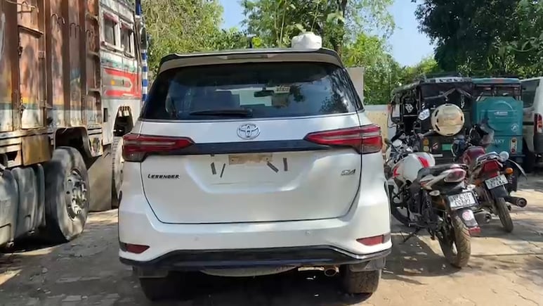 मिर्ज़ापुर में फॉर्च्यूनर में म&zwj;िला रुपयों से भरा बैग, ग&zwj;िनने के ल&zwj;िए बैंक से मंगाई गई मशीन&nbsp;
