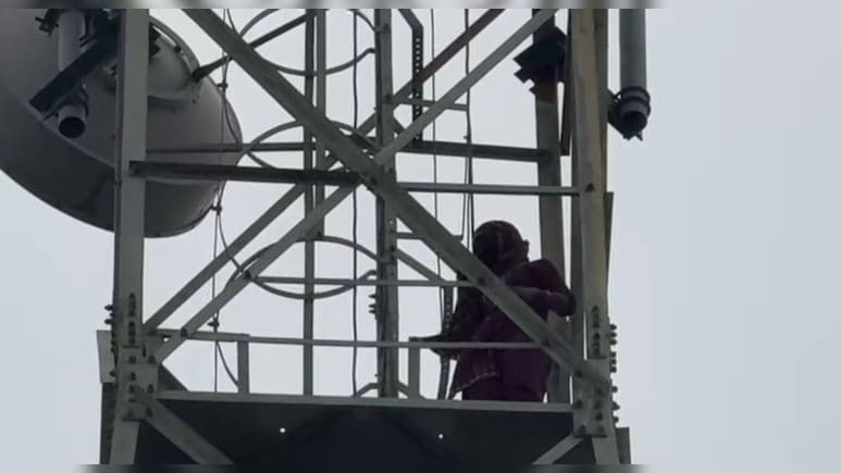 ब&zwj;िहार: प्रेमी ने शादी से क&zwj;िया इनकार तो टॉवर पर चढ़ गई प्रेम&zwj;िका, मनाने में जुटी पुल&zwj;िस और ग्रामीण &nbsp;