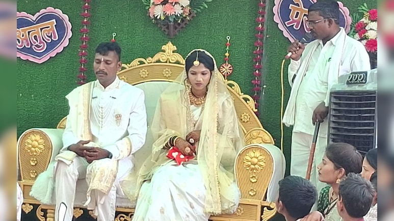 Akola News : ना शाल-श्रीफळ, ना महागड्या भेटवस्तूंचा पाऊस; अकोल्यातली अनोख्या विवाहसोहळ्याची राज्यभरात चर्चा