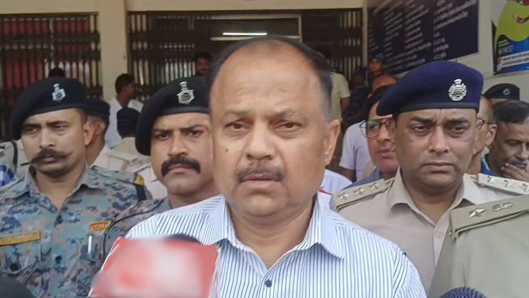 बिहार: पहले मिड-डे मील में पका दिया सांप, अब स्कूल में खाने खाते ही बीमार हुए बच्चे