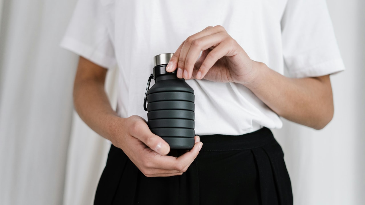Different reasons for a bad-smelling water bottle and how to clean it effectively