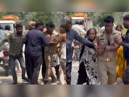 संभल में दो पुलिस कर्मियों से मारपीट कर आरोपी को छुड़ा ले गया परिवार और ग्रामीण, सिपाही ने भागकर बचाई अपनी जान