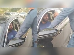 VIDEO: पाकिस्तानी स्टार क्रिकेटर ने ट्रैफिक नियम की उड़ाई धज्जियां, चालान तो दूर, फैन बन गया पुलिस अधिकारी