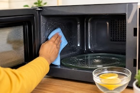 Microwave Cleaning Hacks: बदबू और गंदगी से परेशान हैं आप? बिना मेहनत 5 मिनट में ऐसे करें माइक्रोवेव साफ
