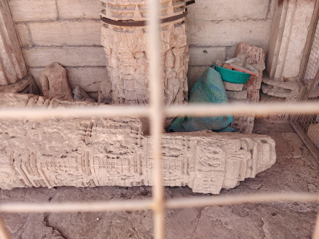भोजशाला: नष्ट किए गए विभिन्न हिंदू देवी देवताओं की नक्काशी स्तंभ....  (Photo Credit: Ajay Sharma)  