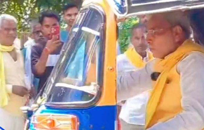 यूपी के मंत्री ने तेल बचाने नहीं, बल्कि सपा को जवाब देने में लिए चलाया ऑटो; कहा- मैं ऑटो वाला हूं