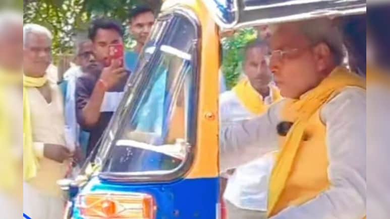 यूपी के मंत्री ने तेल बचाने नहीं, बल्कि सपा को जवाब देने में लिए चलाया ऑटो; कहा- मैं ऑटो वाला हूं