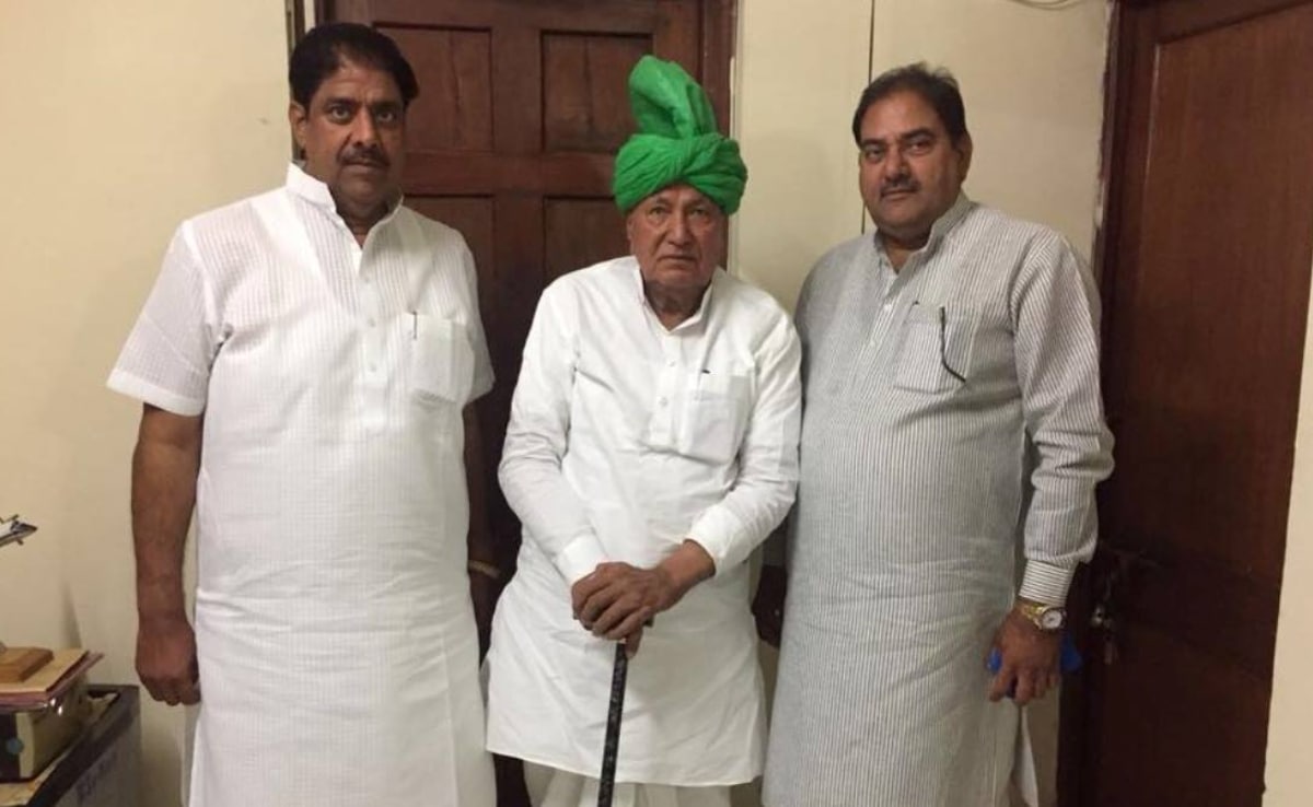 चौधरी देवीलाल का इंडियन नेशनल लोकदल आज दो टुकड़ों में बंट चुका है. जिस पार्टी ने हरियाणा में कई बार सरकार बनाई आज विधानसभा में उसके केवल दो विधायक हैं. चौधरी देवीलाल का इंडियन नेशनल लोकदल आज दो टुकड़ों में बंट चुका है. जिस पार्टी ने हरियाणा में कई बार सरकार बनाई आज विधानसभा में उसके केवल दो विधायक हैं.