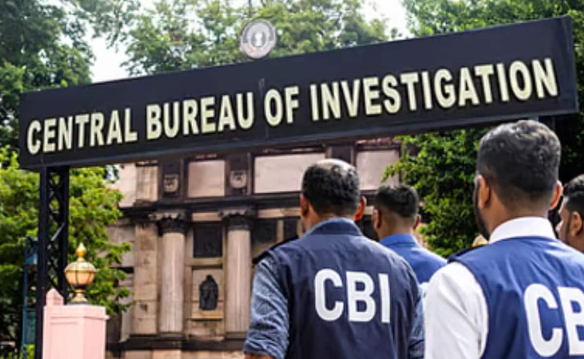 रिश्वत लेते धरा गया दिल्ली पुलिस इंस्पेक्टर, भाई को भी अरेस्ट कर चुकी CBI, नप सकते हैं बड़े अधिकारी