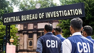 रिश्वत लेते धरा गया दिल्ली पुलिस इंस्पेक्टर, भाई को भी अरेस्ट कर चुकी CBI, नप सकते हैं बड़े अधिकारी