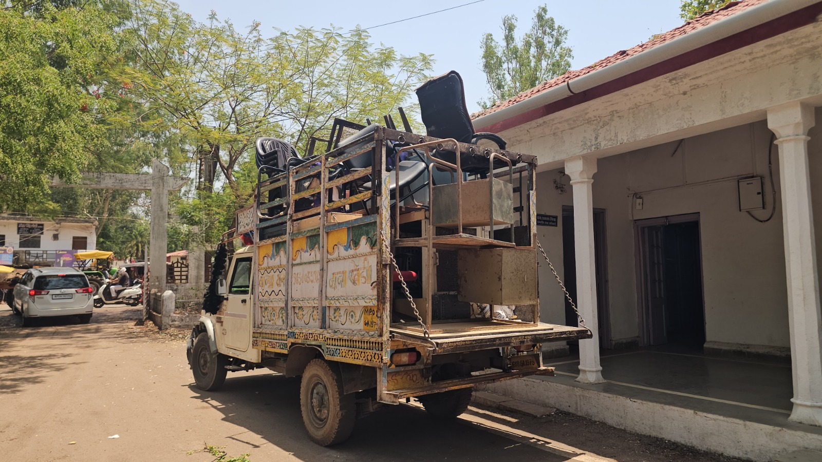 कूलर, पंखा, कुर्सी-टेबल जो मिला कोर्ट ने सब उठवा दिया, गुना PWD दफ्तर हो गया खाली, जानें क्यों चला 'हंटर'