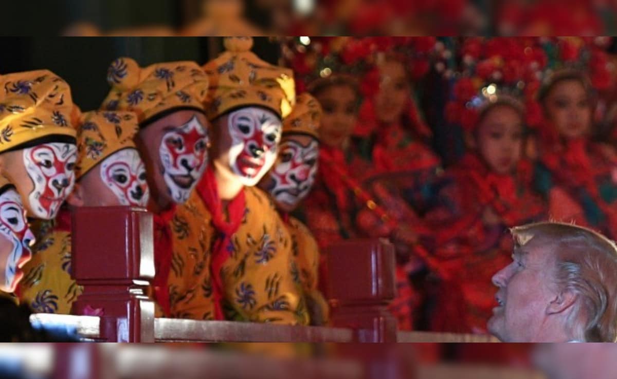 फॉरबिडेन सिटी में ओपेरा कलाकारों से बातें करते अमेरिकी राष्ट्रपति डोनाल्ड ट्रंप- 2017 में चीन के दौरे की तस्वीर
