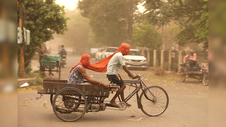 दिल्ली-NCR में रेतीले तूफान को लेकर येलो अलर्ट, अगले 2-3 घंटे में 50 KMPH की रफ्तार से चलेंगी हवाएं