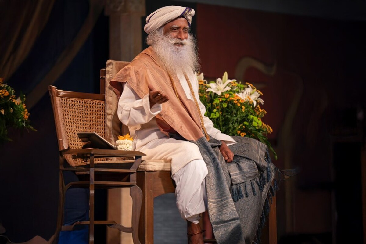 क्या सिर्फ जन्म देने से कोई 'माँ' बन जाती है? सद्गुरु के इस वायरल वीडियो ने बदल दिया सोचने का नज़रिया