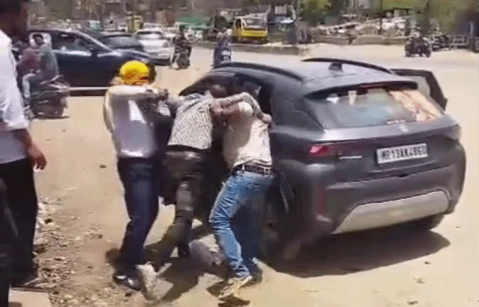 VIDEO: भोपाल में बीच सड़क पर किडनैपिंग! दिनदहाड़े युवक से की मारपीट, फिर कार में अगवा कल ले गए बदमाश