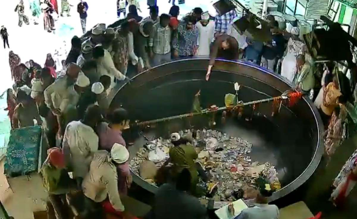 अजमेर शरीफ दरगाह में गजब ड्रामा! 'बड़ी देग' में कूदा युवक, फिर जो हुआ उसे देख सिर पकड़ लेंगे आप