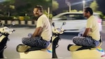 लखनऊ में खतरनाक स्टंट, चलती स्कूटी पर हाथ-पैर मोड़कर बैठा युवक, वीडियो वायरल