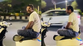 लखनऊ में खतरनाक स्टंट, चलती स्कूटी पर हाथ-पैर मोड़कर बैठा युवक, वीडियो वायरल