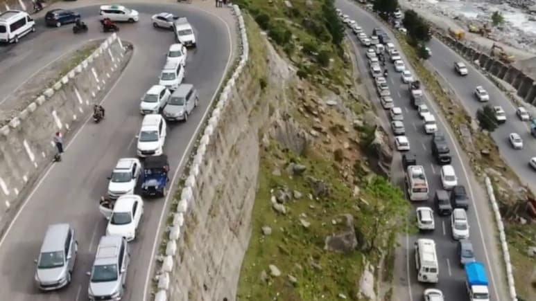 गर्मी से राहत की चाहत बनी आफत! वीकेंड पर पहाड़ की ओर चले लोग, लेकिन जाम में फंसे; मनाली की ये तस्वीर तो देखिए