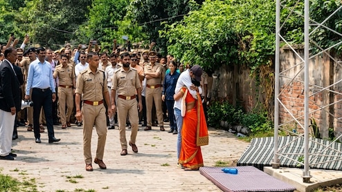 सास ने दामाद को भिजवाया जेल तो पत्नी चढ़ गई टावर पर! हैरान-परेशान पुलिस को जेल से लाना पड़ा पति