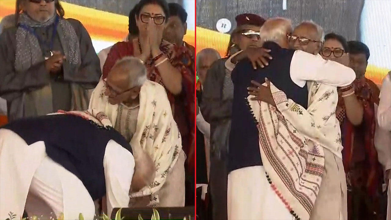 PM Modi Touches Feet Of 97-Year-Old Makhanlal Sarkar In Bengal